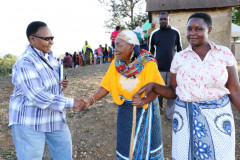 Mjumbe wa NEC Jaji Mst. Mary Longway akisalimiana na bibi Mariyelo baada ya bibi huyo mpiga kura